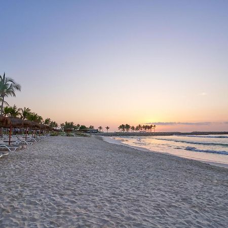Salalah Rotana Resort Exterior foto Sunset at the beach