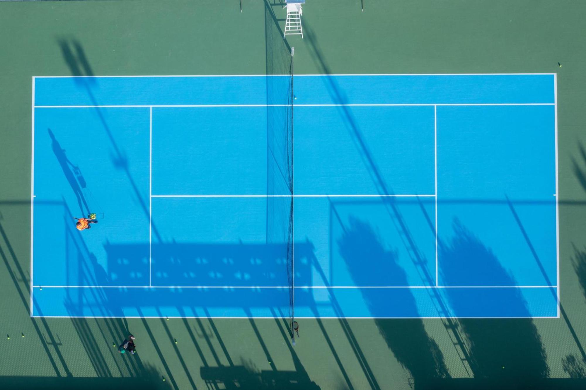 Salalah Rotana Resort Exterior foto A ball boy on the baseline of a tennis court