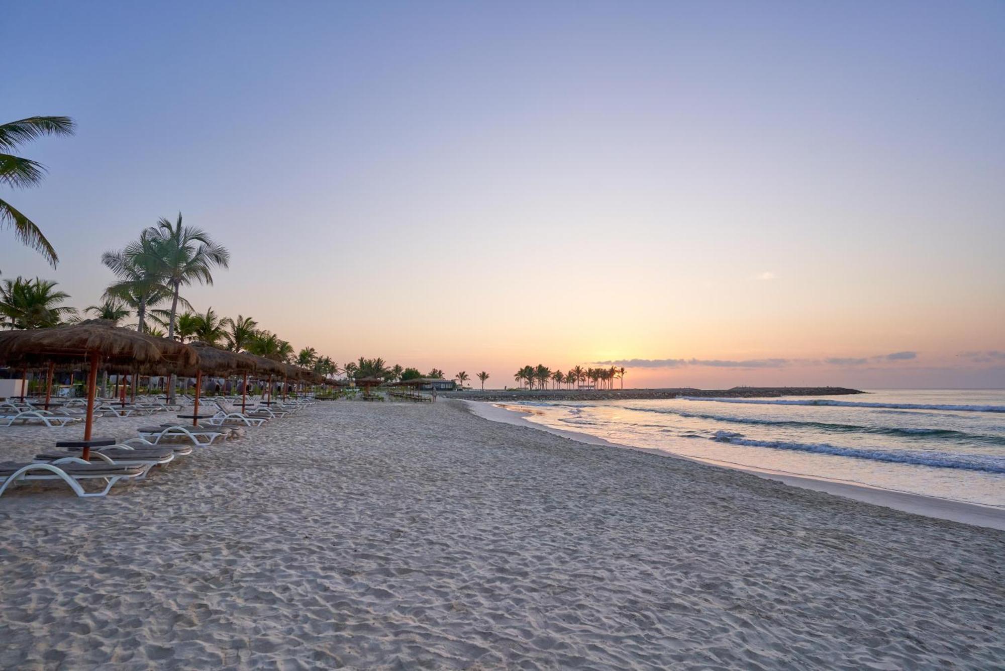 Salalah Rotana Resort Exterior foto Sunset at the beach