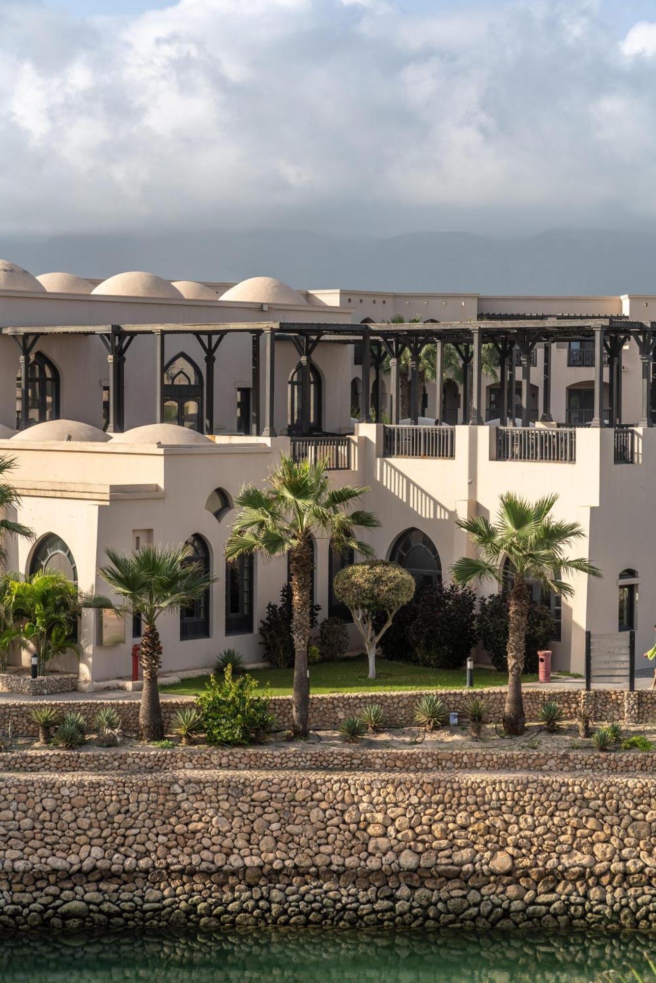 Salalah Rotana Resort Exterior foto The American University of Ras Al Khaimah