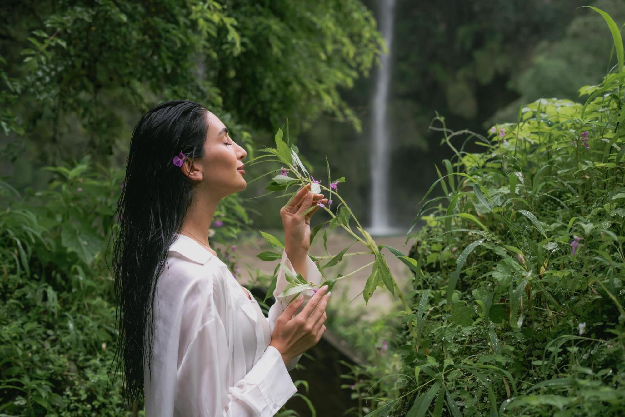Salalah Rotana Resort Exterior foto A woman smelling flowers